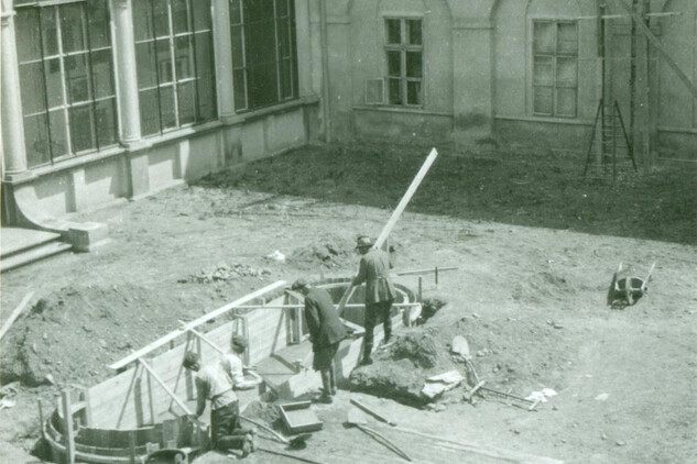Budování dnes již neexistující kašny (kolem roku 1909)