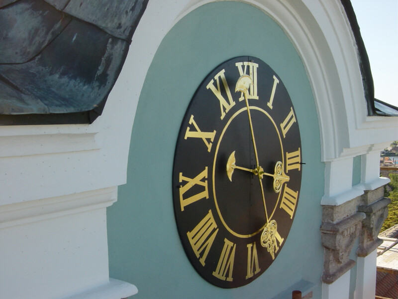 Ciferník hodin na zámecké věži