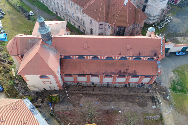 Kostel od severu. Fotografie zachycuje několik archeologických výzkumů (od východu). Sonda v ose presbytáře (příprava projektu terénních úprav). Sonda v místě kaple sv. Bartoloměje. Foto: Pavel Macků, 2021